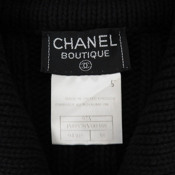 CHANEL  
Bouton logo côtelé 97A  
Cardigan en laine vintage tricoté
