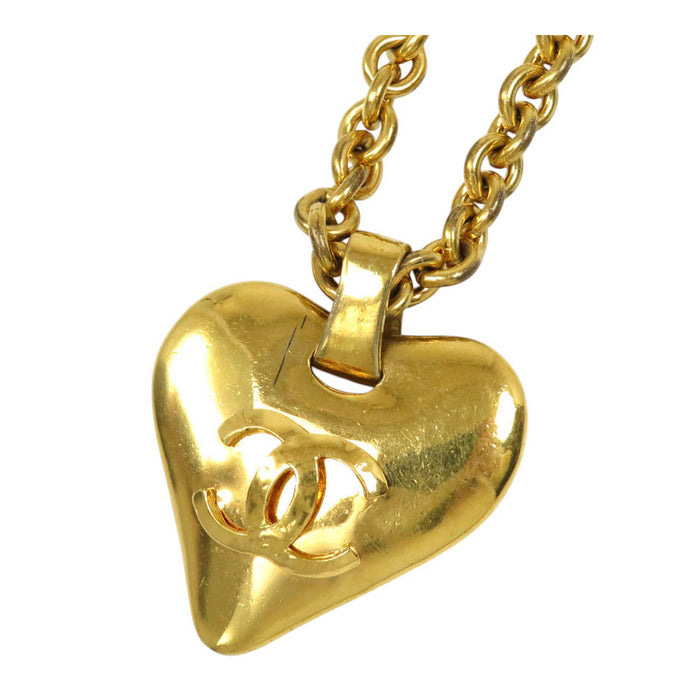 CHANEL 
COCO CC logo métal couleur or 93P 
Collier cœur vintage avec marque Coco