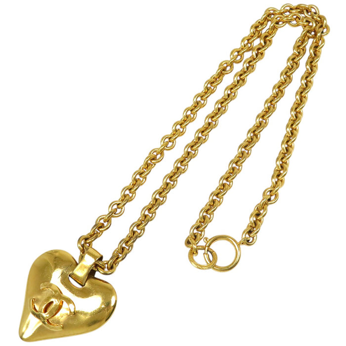 CHANEL 
COCO CC logo métal couleur or 93P 
Collier cœur vintage avec marque Coco
