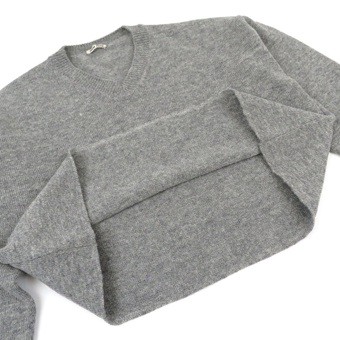 MIUMIU  
针织剪裁处女羊毛  
背部标志短款毛衣