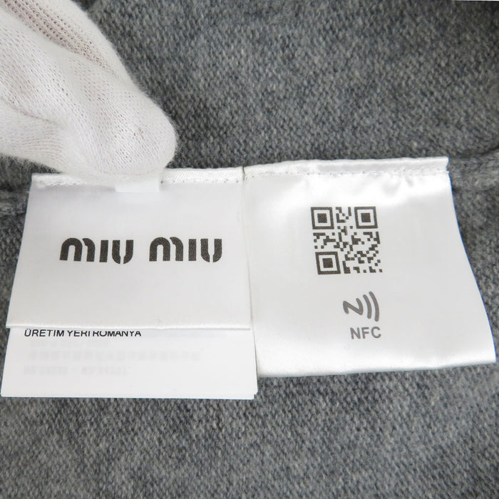 MIUMIU  
针织剪裁处女羊毛  
背部标志短款毛衣