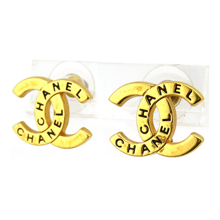CHANEL 
COCO CC logo métal couleur or 
Boucles d'oreilles vintage marque Coco