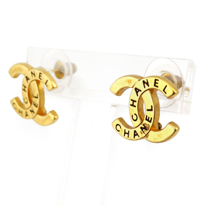 CHANEL 
COCO CC logo métal couleur or 
Boucles d'oreilles vintage marque Coco