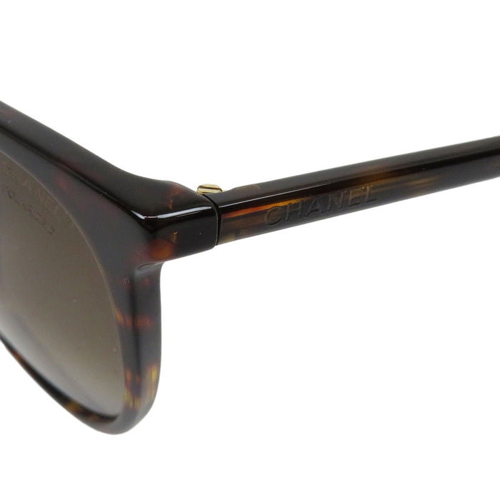 CHANEL  
COCO CC motif écaille de tortue Wellington  
Lunettes de soleil logo perles fantaisie