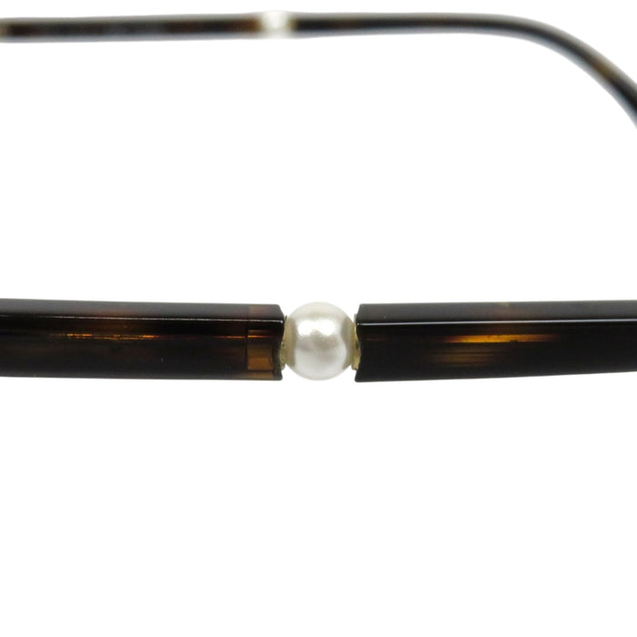 CHANEL  
COCO CC motif écaille de tortue Wellington  
Lunettes de soleil logo perles fantaisie