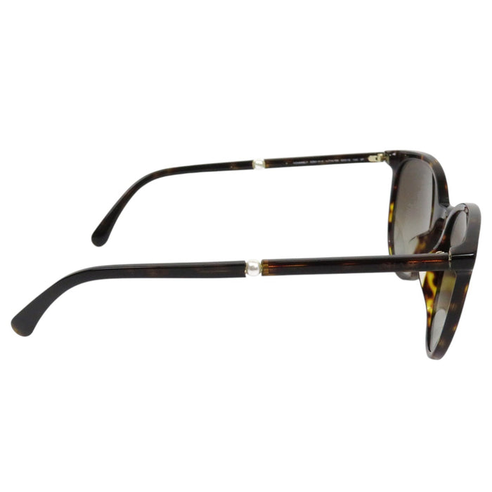 CHANEL  
COCO CC motif écaille de tortue Wellington  
Lunettes de soleil logo perles fantaisie
