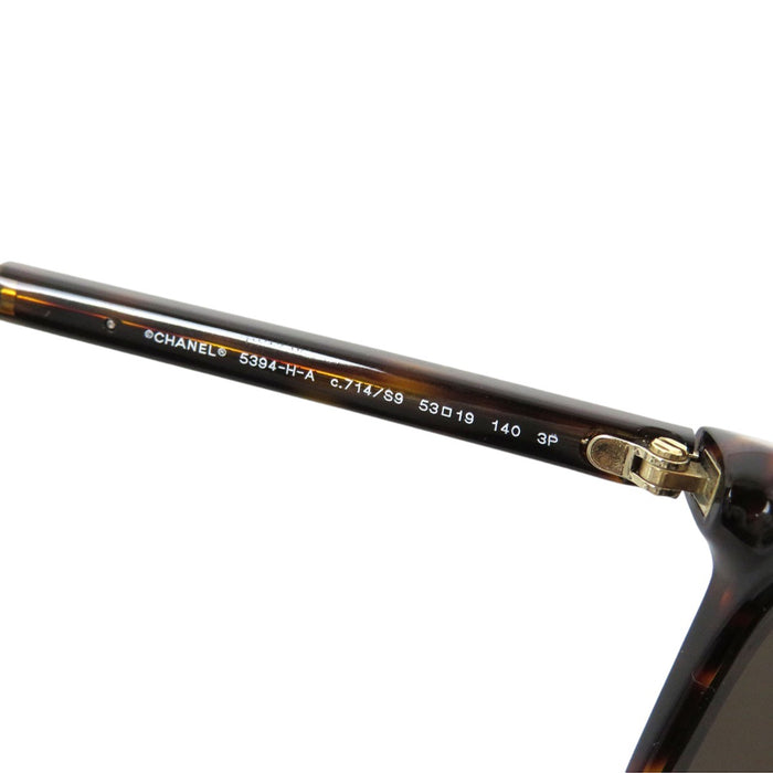 CHANEL  
COCO CC motif écaille de tortue Wellington  
Lunettes de soleil logo perles fantaisie