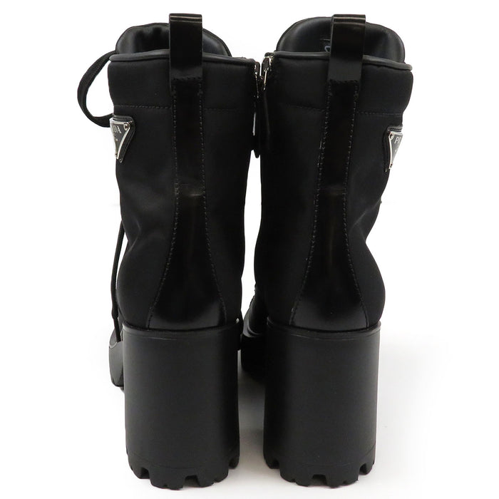 PRADA
Cuir épais en nylon recyclé
Bottines courtes à lacets avec logo triangulaire RE-NYLON