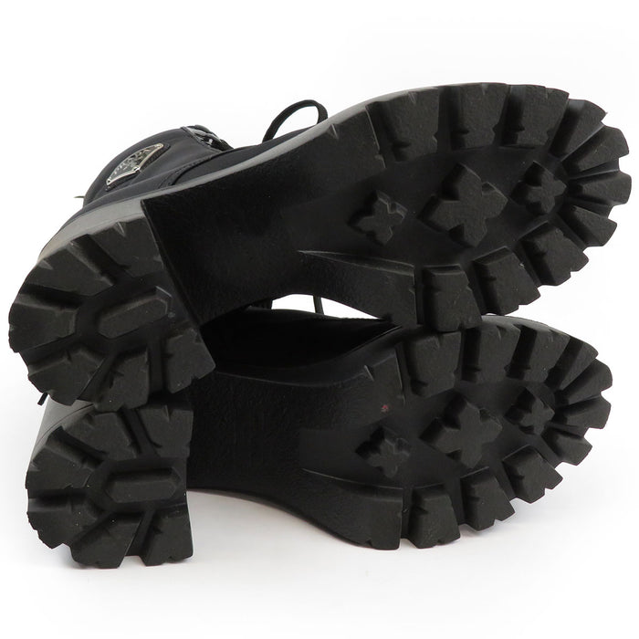 PRADA
Cuir épais en nylon recyclé
Bottines courtes à lacets avec logo triangulaire RE-NYLON