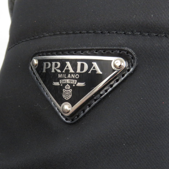 PRADA
Cuir épais en nylon recyclé
Bottines courtes à lacets avec logo triangulaire RE-NYLON