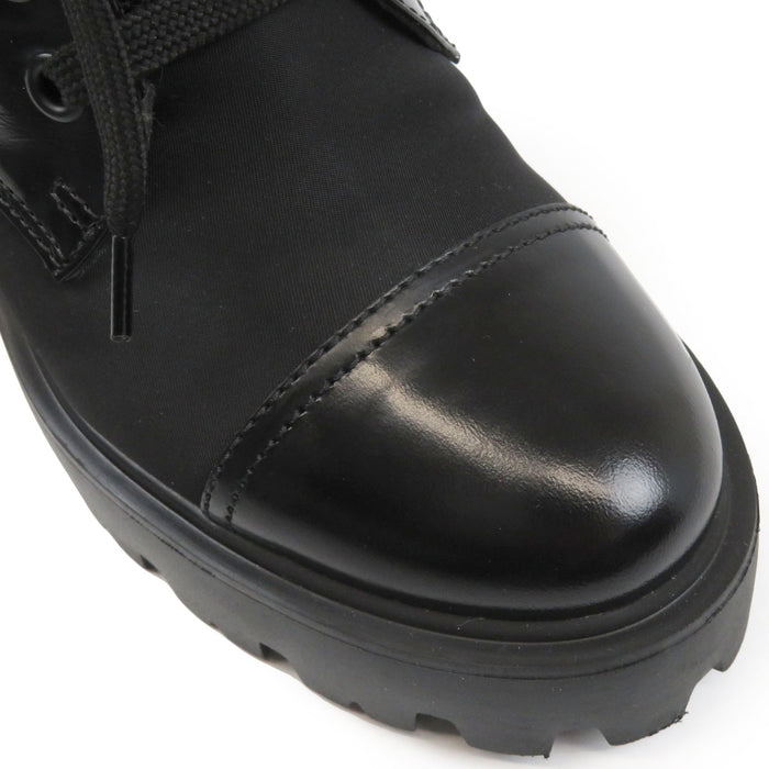 PRADA
Cuir épais en nylon recyclé
Bottines courtes à lacets avec logo triangulaire RE-NYLON