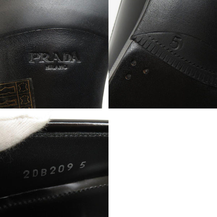 PRADA  
Plaque triangulaire  
Mocassins en cuir brossé avec logo triangulaire