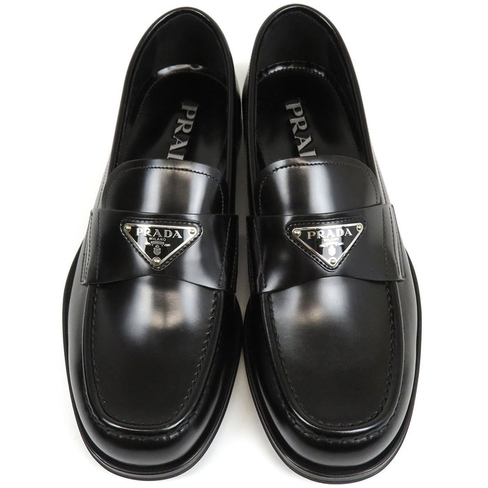PRADA  
Plaque triangulaire  
Mocassins en cuir brossé avec logo triangulaire