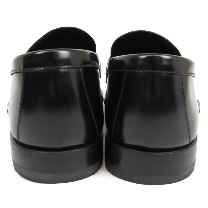 PRADA  
Plaque triangulaire  
Mocassins en cuir brossé avec logo triangulaire