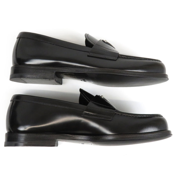 PRADA  
Plaque triangulaire  
Mocassins en cuir brossé avec logo triangulaire