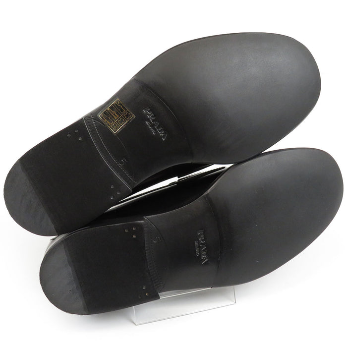 PRADA  
Plaque triangulaire  
Mocassins en cuir brossé avec logo triangulaire