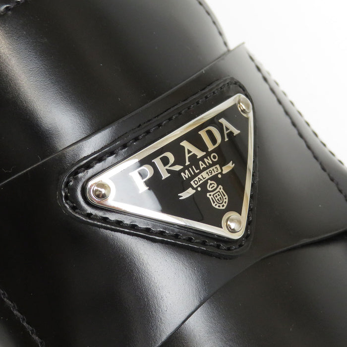 PRADA  
Plaque triangulaire  
Mocassins en cuir brossé avec logo triangulaire