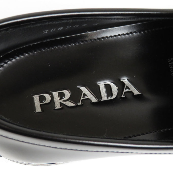 PRADA  
Plaque triangulaire  
Mocassins en cuir brossé avec logo triangulaire