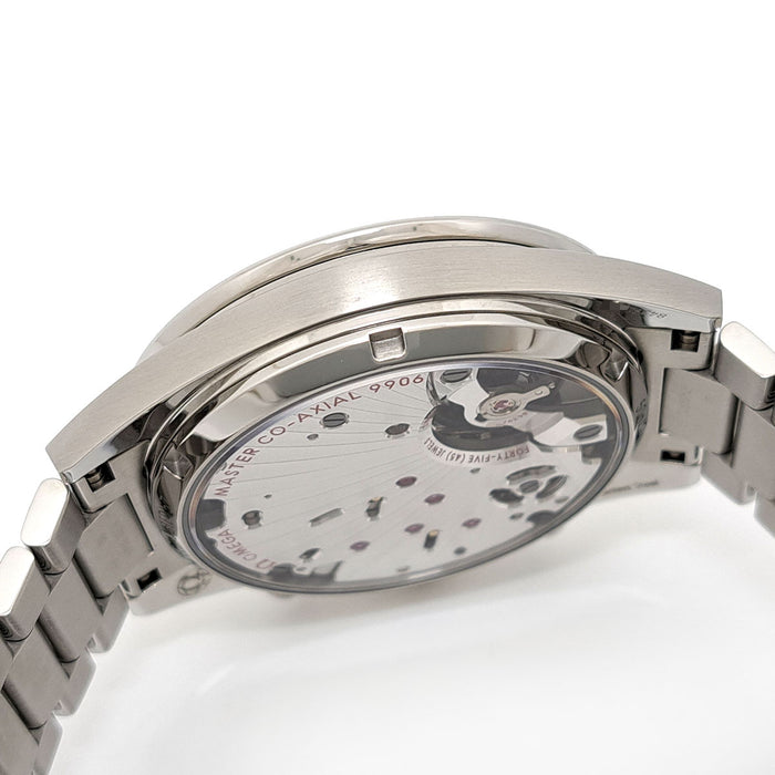 OMEGA  
Speedmaster 57'  
With box and warranty card