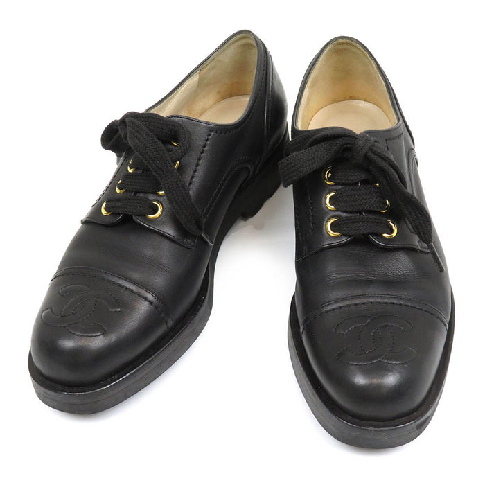 CHANEL 
COCO CC logo cuir à lacets 
Chaussures derby bout golf vintage avec marque Coco