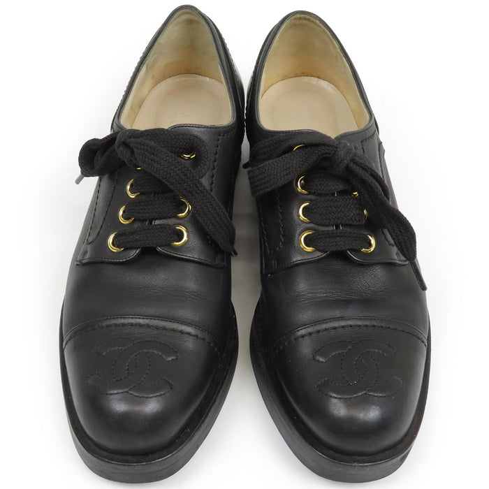 CHANEL 
COCO CC logo cuir à lacets 
Chaussures derby bout golf vintage avec marque Coco