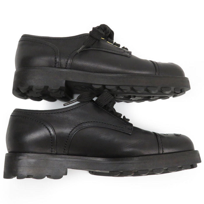 CHANEL 
COCO CC logo cuir à lacets 
Chaussures derby bout golf vintage avec marque Coco