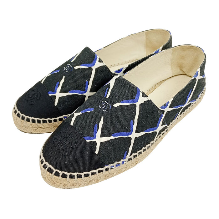 CHANEL  
COCO CC chaussures plates en toile  
Espadrilles slip-on avec logo Coco