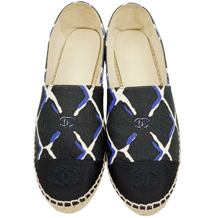 CHANEL  
COCO CC chaussures plates en toile  
Espadrilles slip-on avec logo Coco