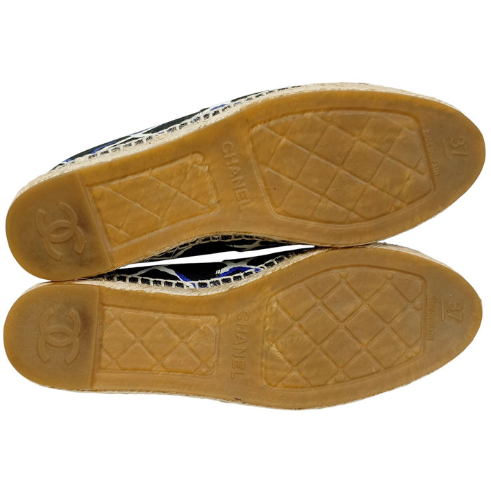 CHANEL  
COCO CC chaussures plates en toile  
Espadrilles slip-on avec logo Coco