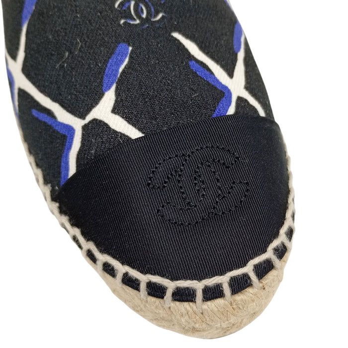 CHANEL  
COCO CC chaussures plates en toile  
Espadrilles slip-on avec logo Coco
