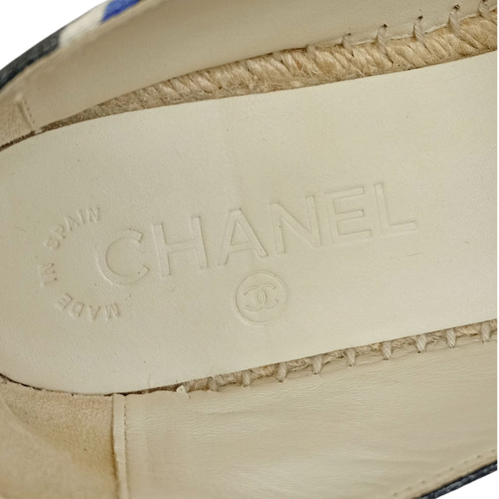 CHANEL  
COCO CC chaussures plates en toile  
Espadrilles slip-on avec logo Coco