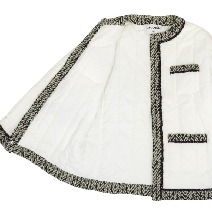 CHANEL  
Veste matelassée en nylon à bouton Coco avec fermoir tournant CC, garniture en tweed et logo Coco