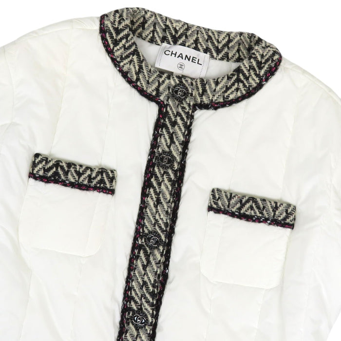 CHANEL  
Veste matelassée en nylon à bouton Coco avec fermoir tournant CC, garniture en tweed et logo Coco