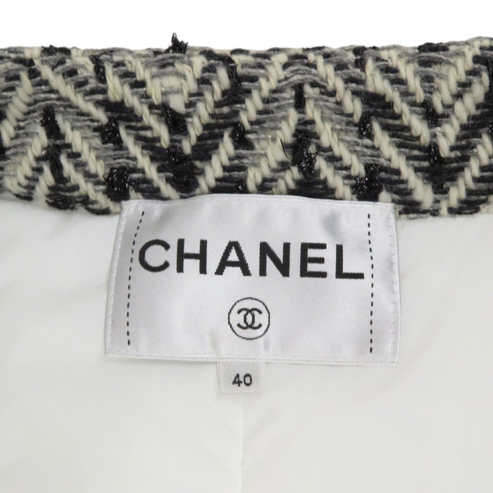 CHANEL  
Veste matelassée en nylon à bouton Coco avec fermoir tournant CC, garniture en tweed et logo Coco