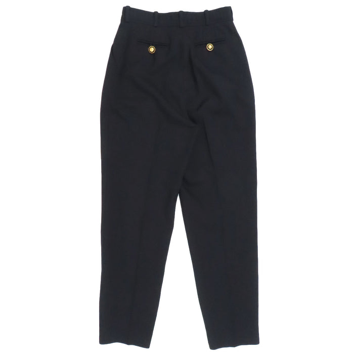 CHANEL  
COCO CC Bouton Coco Pantalon fuselé en laine  
Pantalon à plis centraux avec logo Coco