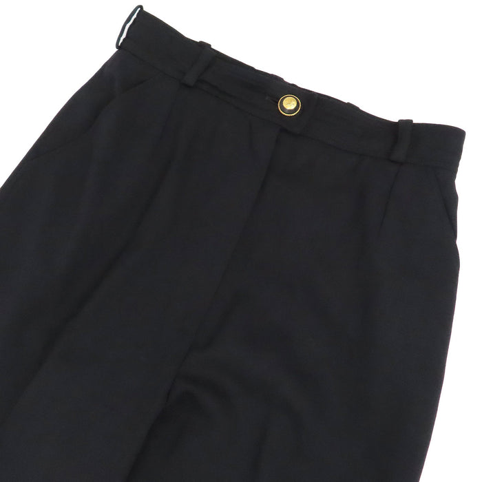 CHANEL  
COCO CC Bouton Coco Pantalon fuselé en laine  
Pantalon à plis centraux avec logo Coco