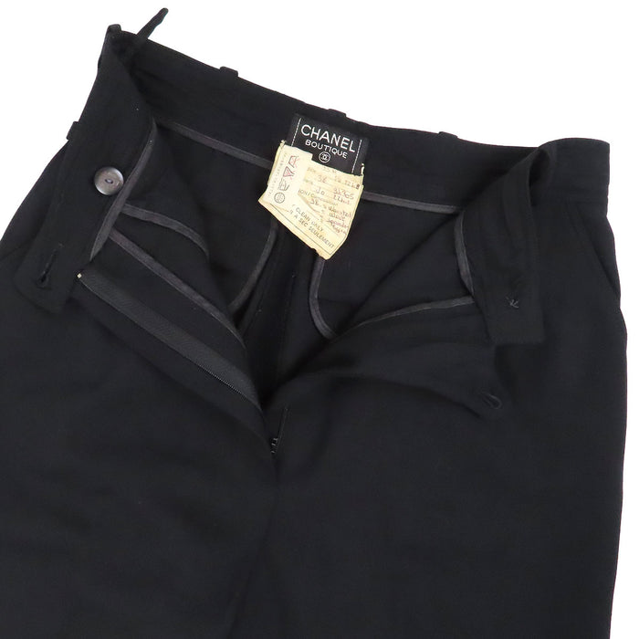 CHANEL  
COCO CC Bouton Coco Pantalon fuselé en laine  
Pantalon à plis centraux avec logo Coco