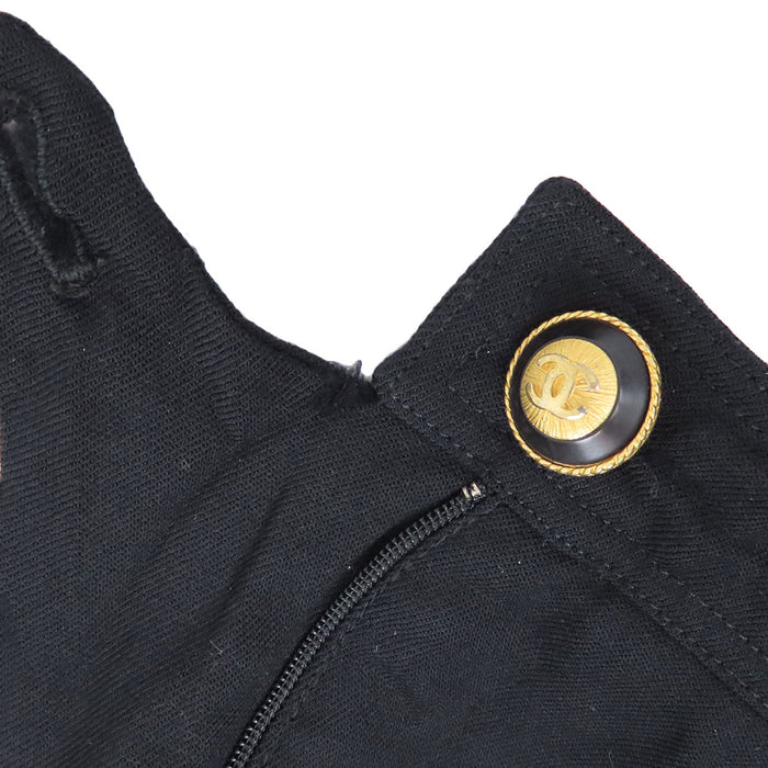 CHANEL  
COCO CC Bouton Coco Pantalon fuselé en laine  
Pantalon à plis centraux avec logo Coco