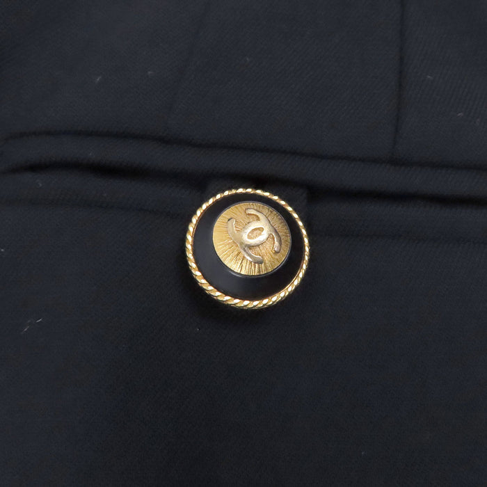 CHANEL  
COCO CC Bouton Coco Pantalon fuselé en laine  
Pantalon à plis centraux avec logo Coco