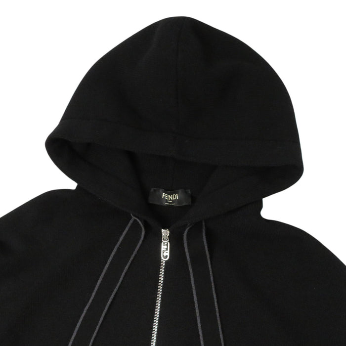 FENDI  
Sweat à capuche à double zip avec logo Zucca  
Veste zippée en maille cachemire FF