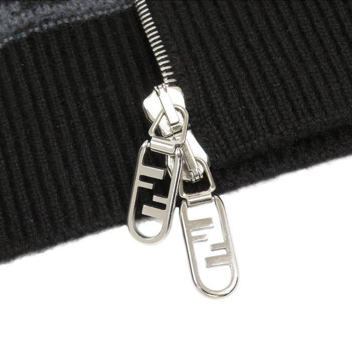 FENDI  
Sweat à capuche à double zip avec logo Zucca  
Veste zippée en maille cachemire FF