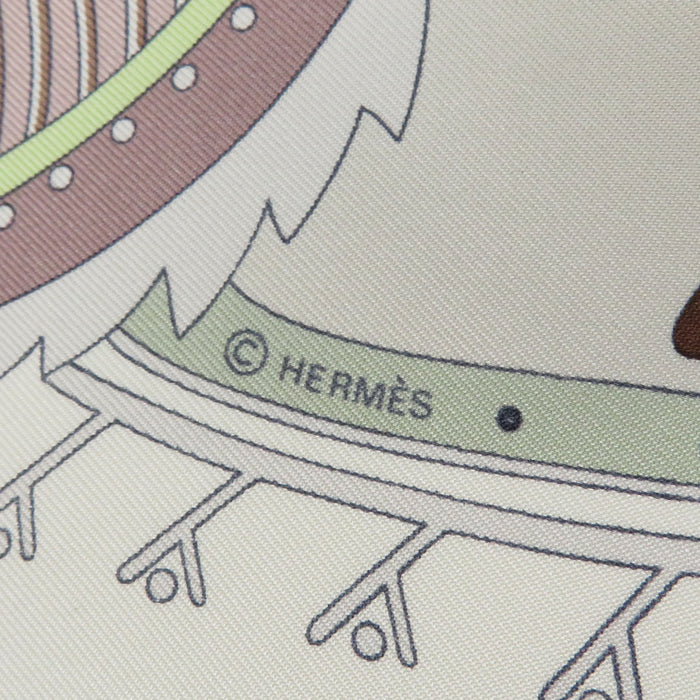 HERMES 
スカーフ 大判 シルク 
カレ 90 LA VIE DU GRAND NORD 大きな北の人生