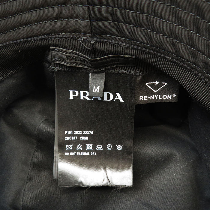 PRADA  
三角标志再生尼龙  
Re-Nylon 水桶帽