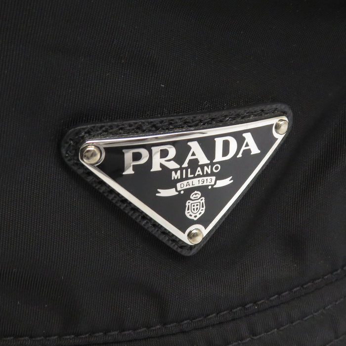 PRADA  
Chapeau seau Re-Nylon avec logo triangulaire