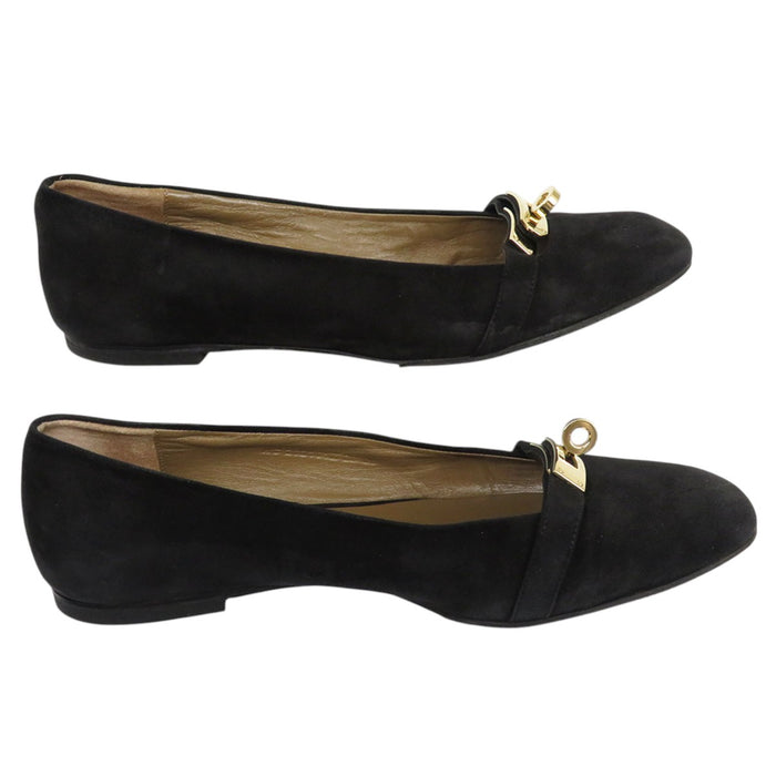 HERMES  
Ballerines plates en daim avec boucle Kelly en métal doré