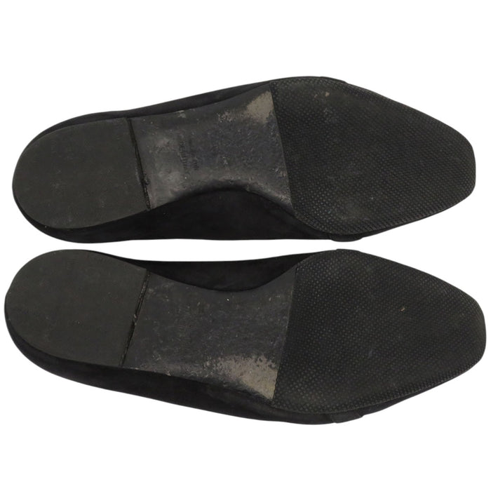 HERMES  
Ballerines plates en daim avec boucle Kelly en métal doré