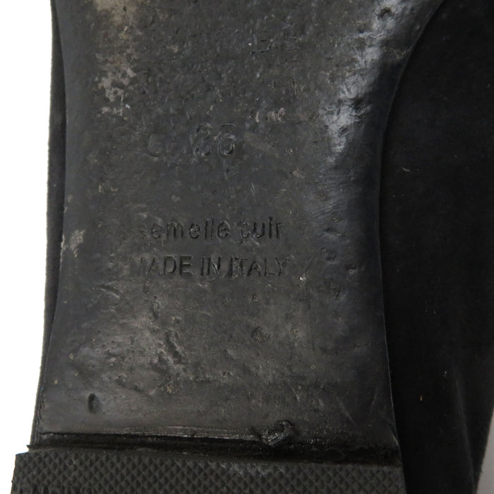 HERMES  
Ballerines plates en daim avec boucle Kelly en métal doré