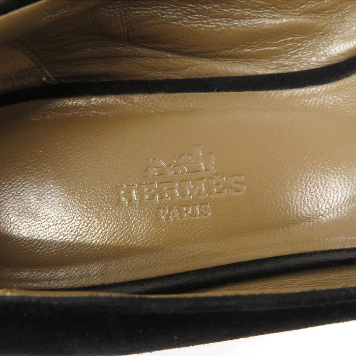 HERMES  
Ballerines plates en daim avec boucle Kelly en métal doré