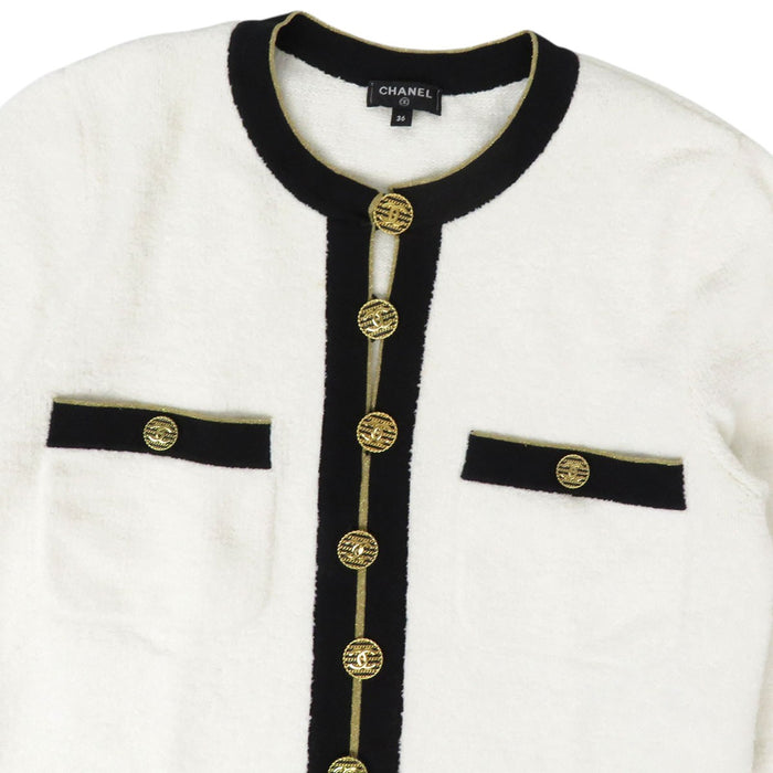 CHANEL  
COCO CC Bouton bicolore métal couleur or  
Robe en coton avec logo Coco