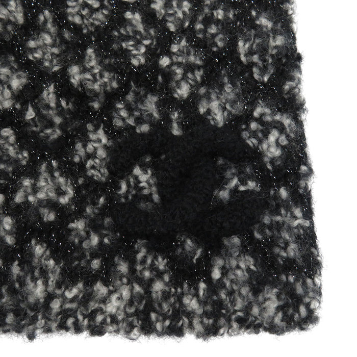 CHANEL 
COCO CC Logo Matelassé 
Coco Mark Cashmere Knit Cap